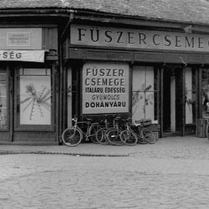 Kecskemét, mára lebontott üzletsor a Barátok temploma mellett- 1955 (Forrás: Fortepan/Urbán Tamás)
